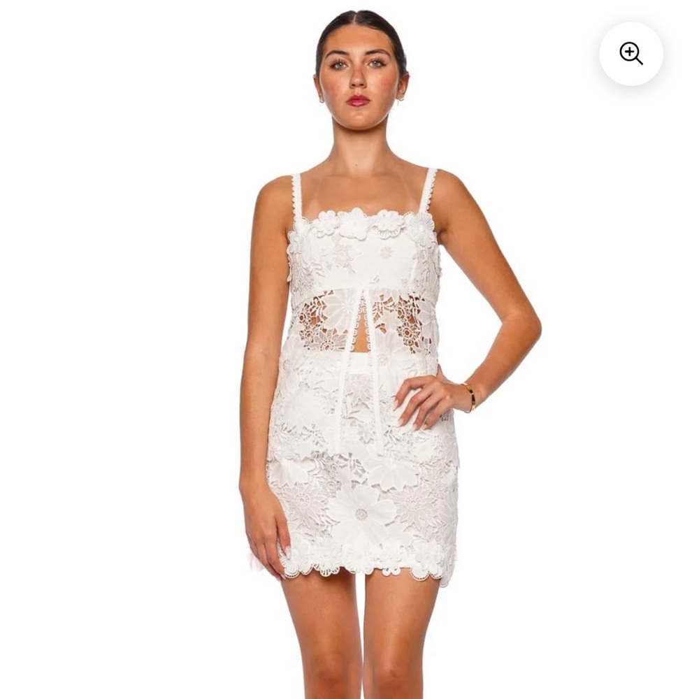 Waimari magnolia scalloped lace skirt and top set. Size small.